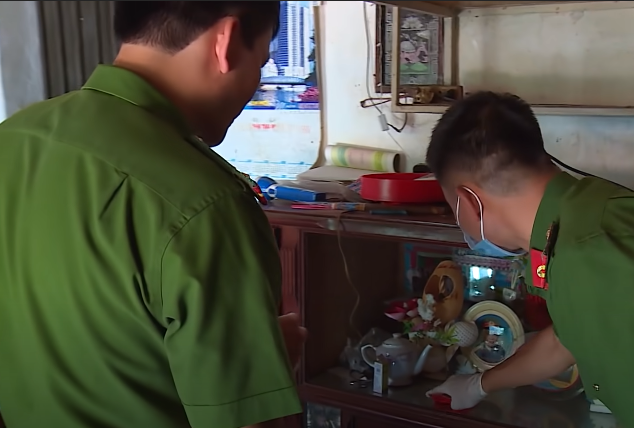 Quá trính khám nghiệm trường, trong nhà nạn nhân không phát hiện dấu vết lục soát, cậy phá, 2 nạn nhân lại không sống cùng con cháu nên gia đình không nắm được tài sản của họ có bị mất gì hay không. Một số giả thiết được đưa ra là giết người cướp của, giết người do thù tức cá nhân đều không có căn cứ rõ ràng. Do vậy, lực lượng điều tra phải bắt đầu từ diện rất rộng, từ đủ các hướng, gặp nhiều khó khăn, đòi hỏi tỉ mỉ, công phu và rất thận trọng.