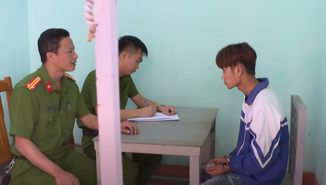 Tại cơ quan Công an, bước đầu Vũ Tiến Long khai nhận: Do nghiện game, cần có tiền tiêu xài nên Long đã ở tại ngôi nhà hoang gần nhà ông Nghiễn, bà Kiện để chờ cơ hội đột nhập trộm cắp. Khoảng 4h sáng 7/10, Long mang theo 1 dao bấm đi từ ngôi nhà hoang cách nhà 2 nạn nhân khoảng 15m rồi trèo tường rào đột nhập vào khu bếp để lục soát, kiếm đồ có giá trị để trộm cắp. 