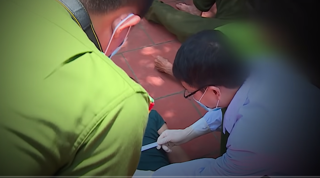 Xác minh nhân thân 2 nạn nhân, được biết vợ chồng ông Nghiễn, bà Kiện là cán bộ về hưu, sống rất hòa nhã, hiền lành, không có bất kỳ mâu thuẫn nào trong quá trình sinh sống, cũng không có biểu hiện nợ nần nên giả thiết án mạng do mâu thuẫn về kinh tế, tình ái, thù tức cá nhân bị loại bỏ. Lúc này, các điều tra viên (ĐTV) được cung cấp thông tin, gần đây, 2 ông bà có sử dụng 2 chiếc điện thoại smart phone, tuy nhiên, cả 2 chiếc đã biến mất khỏi hiện trường.