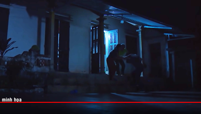 Nghe tiếng chó sủa, ông Nghiễn, bà Kiện từ trong nhà chạy ra sân. Khi Long đang lục tìm tài sản ở gian bếp thì bị vợ chồng ông Nghiễn phát hiện. Hai ông bà già chạy đến ôm và kéo Long vào nhà để xem cho rõ mặt, vì trời tối. Khi bị kéo vào đến cửa nhà, Long đã rút dao bấm thủ sẵn trong người ra đâm một nhát vào vùng bụng ông Nghiễn rồi vùng chạy. 