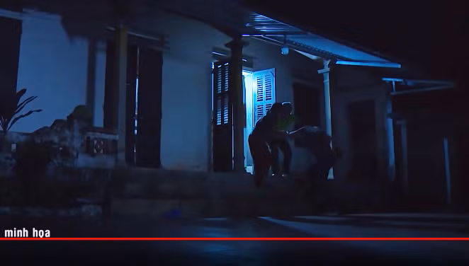 Nghe tiếng chó sủa, ông Nghiễn, bà Kiện từ trong nhà chạy ra sân. Khi Long đang lục tìm tài sản ở gian bếp thì bị vợ chồng ông Nghiễn phát hiện. Hai ông bà già chạy đến ôm và kéo Long vào nhà để xem cho rõ mặt, vì trời tối. Khi bị kéo vào đến cửa nhà, Long đã rút dao bấm thủ sẵn trong người ra đâm một nhát vào vùng bụng ông Nghiễn rồi vùng chạy. 