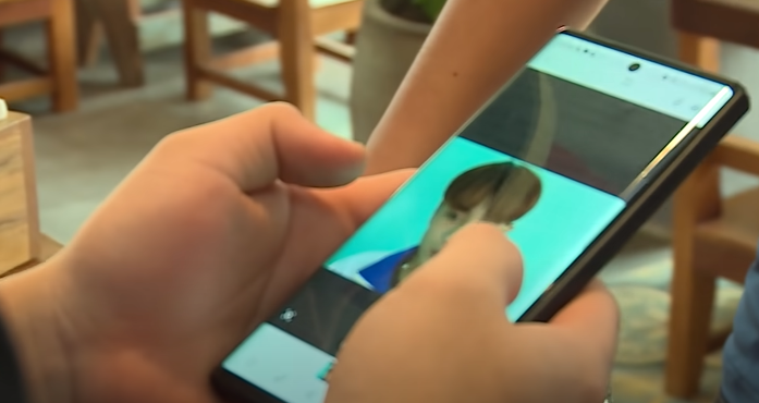 Cùng lúc này, lực lượng Kỹ thuật hình sự đã xác định được chủng loại giày để lại dấu vết tại hiện trường gây án và Vũ Tiến Long cũng có 1 đôi giày như thế. Rất nhiều điểm nghi vấn đều chỉ đến Vũ Tiến Long, thế nhưng, Long có phải là kẻ gây án hay không thì việc kết luận lại thực sự không hề dễ dàng. Ban chuyên án phải làm rõ mọi hành tung của Long từ thời điểm rời nhà cho đến khi trước, trong và sau thời điểm vụ án xảy ra. Tất cả các mối quan hệ của Long lập tức được xác minh và kết quả cho biết, chiều 7/10, tức ngay sau khi vụ án xảy ra, có 2 thanh niên đến nhà Long hỏi Long đang ở đâu để đón đi.