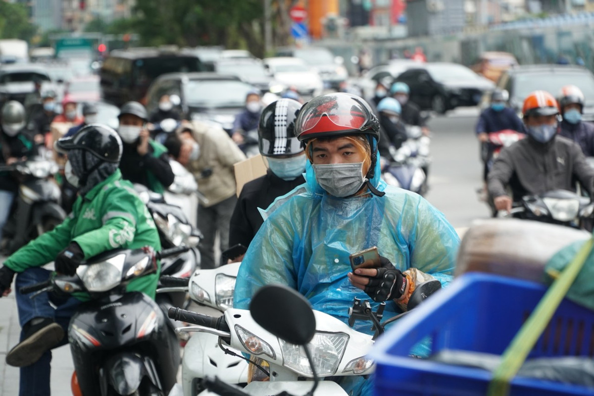 Theo Trung tâm dự báo khí tượng Thuỷ văn Quốc gia cho biết, Hà Nội và đồng bằng Bắc Bộ chuyển rét kèm mưa dông. Nhiệt độ giảm xuống ngưỡng thấp nhất 15-18 độ C, giảm 8-10 độ C so với những ngày trước đó. Vùng núi phía bắc được dự báo mức nhiệt thấp nhất 12-15 độ C, ngưỡng rét đậm.