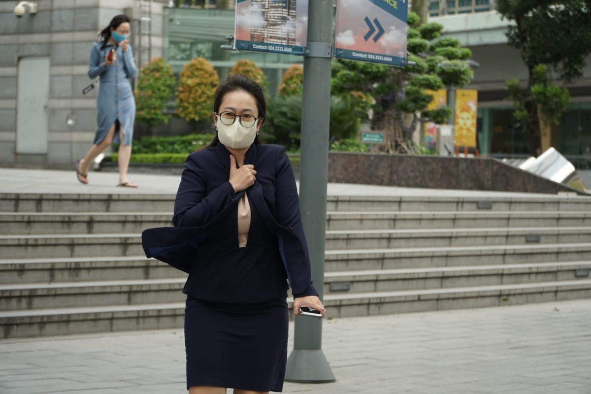 Ngoài các đồ giữ ấm, khẩu trang phòng dịch là điều không thể thiếu đối với người dân Hà Nội ở mọi thời điểm.