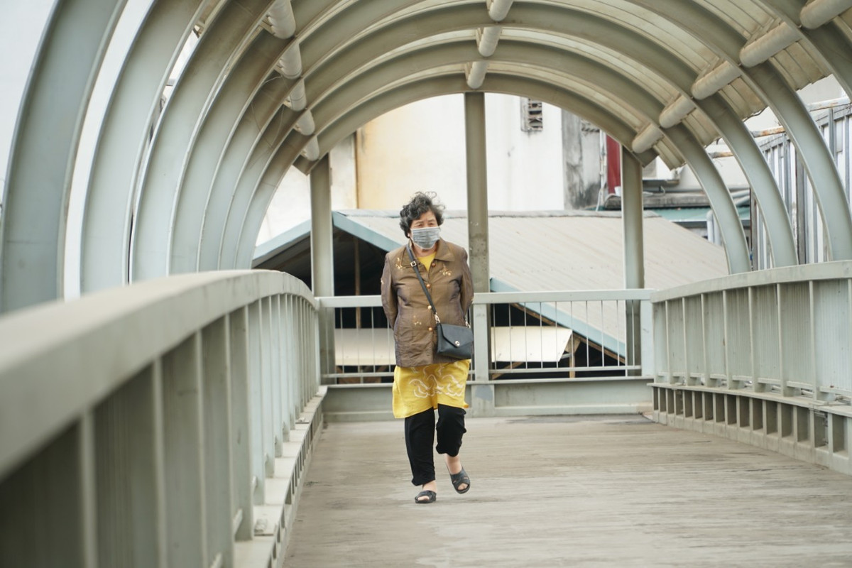 Cũng theo ghi nhận, những người cao tuổi ra đường đều phải mặc nhiều lớp áo ấm.