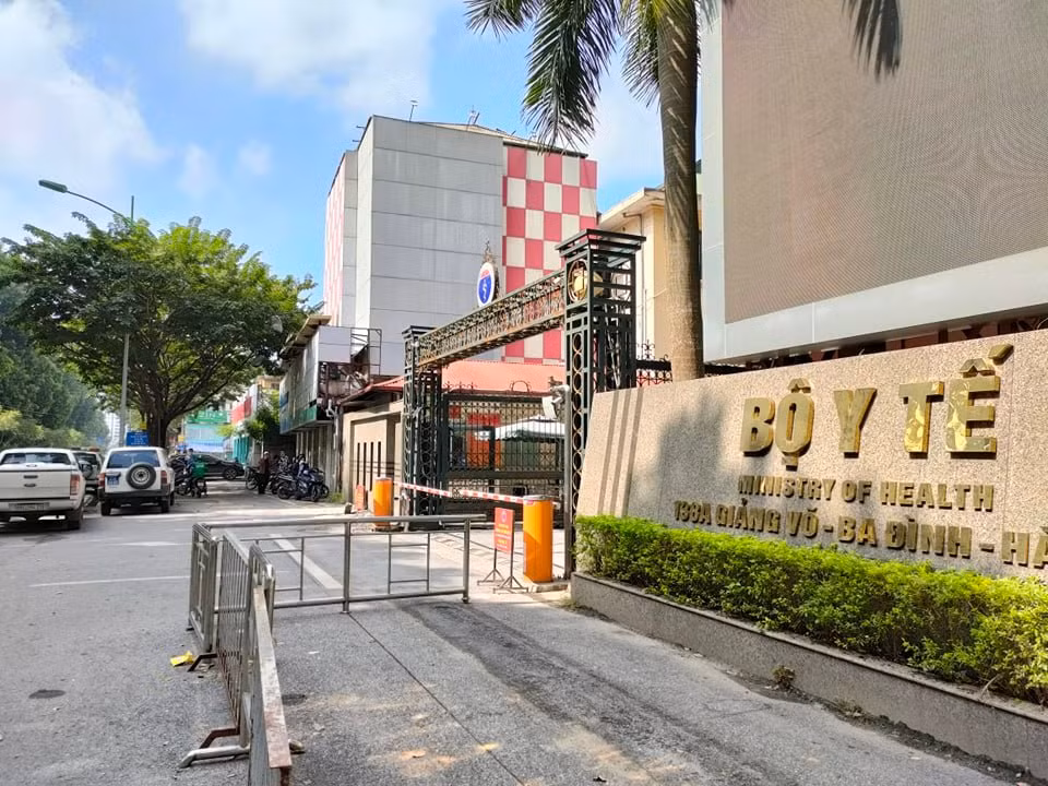 Theo ghi nhận của PV Báo Tri thức và Cuộc sống, sáng 4/11, khoảng 3 xe ô tô của cơ quan Công an cùng đại diện Viện kiểm sát đi vào trụ sở Bộ Y tế trên đường Giảng Võ để làm việc.