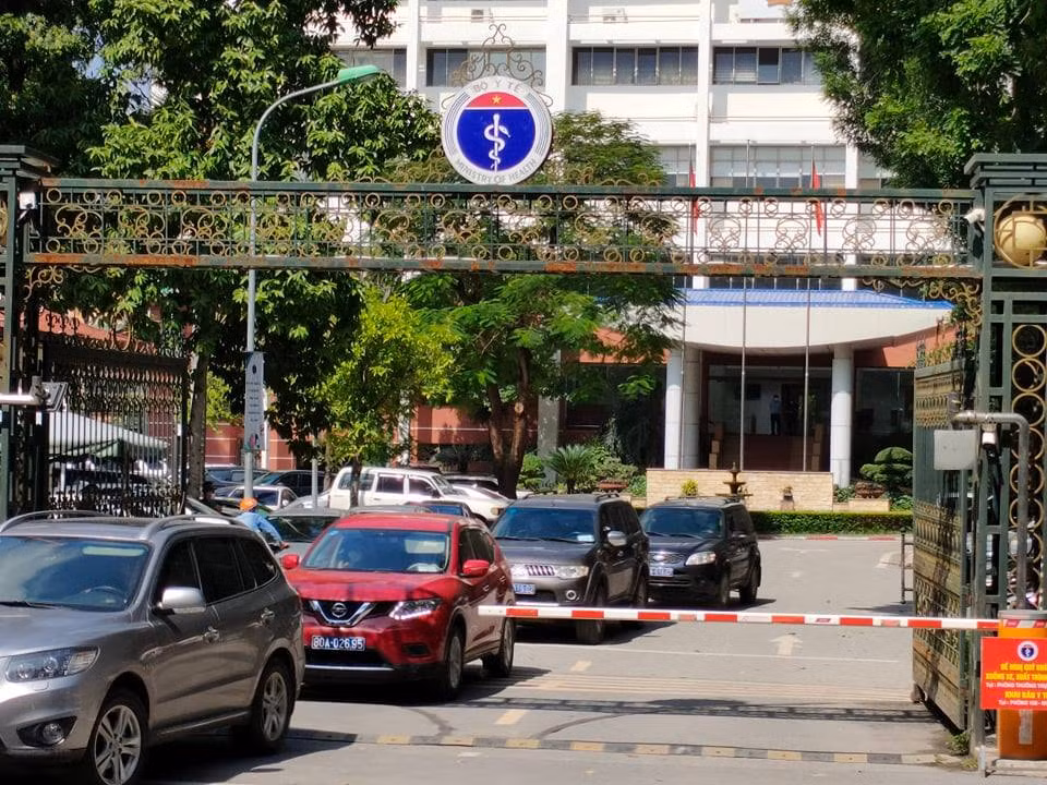 Đoàn xe chở công an cùng đại diện Viện kiểm sát rời trụ sở Bộ Y tế. Theo kết luận điều tra, trong vụ buôn bán hàng giả là thuốc chữa bệnh liên quan đến thuốc điều trị ung thư H-Capita, ông Trương Quốc Cường - khi đó là Cục trưởng Cục Quản lý dược (hiện là Thứ trưởng Bộ Y tế) - đã duyệt, cấp phép nhập khẩu đối với thuốc H-Capita theo đơn hàng của VN Pharma, trong khi hồ sơ xin cấp phép nhập khẩu thuốc có một số điểm chưa thống nhất, có dấu hiệu thiếu trách nhiệm trong việc thẩm định, cấp phép nhập khẩu.