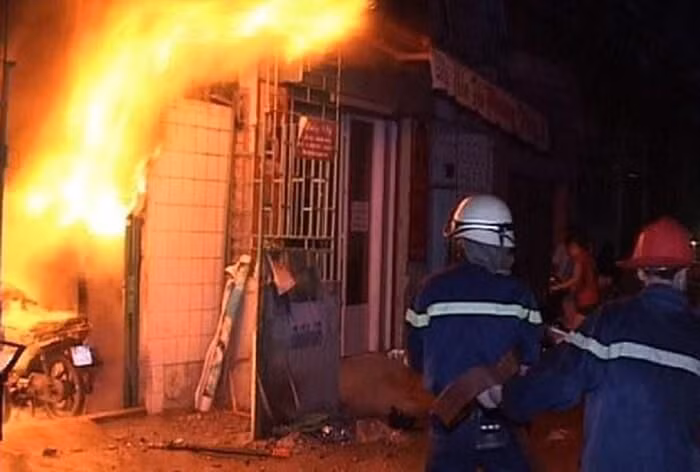 Tin nong 4/11: Vo khong cho ngu cung, chong do xang dot nha