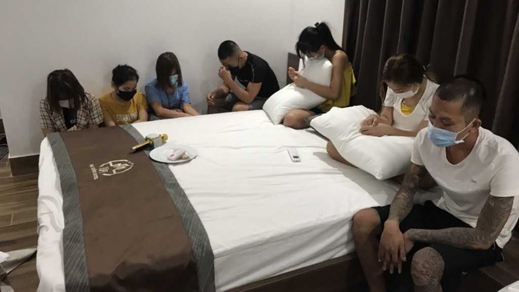 Bắt quả tang nhóm nam nữ tụ tập dùng ma túy trong homestay: Ngày 3/11, Công an tỉnh Gia Lai cho biết vừa bắt quả tang 9 nam, 6 nữ có biểu hiện nghi vấn tụ tập, sử dụng trái phép chất ma túy tại homestay ở TP. Pleiku. Kết quả test nhanh cho thấy, 11 đối tượng dương tính với chất ma túy. (Ảnh minh hoạ)