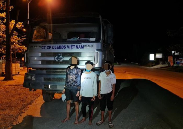 Thiếu niên 15 tuổi trộm xe tải, rủ thêm 2 người khác đi phụ xe: Alăng Thuận (15 tuổi, ngụ huyện Đông Giang, Quảng Nam) đã lấy trộm xe tải ở huyện Đại Lộc, sau đó rủ thêm hai người khác đi phụ xe nhưng bị Công an bắt quả tang. Ngày 4/11, Công an huyện Đại Lộc cho biết đã khởi tố Thuận để điều tra về hành vi trộm cắp tài sản. (Thuận bên phải)