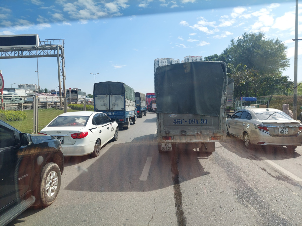 Lãnh đạo Đội CSGT số 14 cho biết thêm, dự kiến đến trưa cùng ngày, hiện trường vụ xe container lật trên cầu Thanh Trì sẽ được giải tỏa.