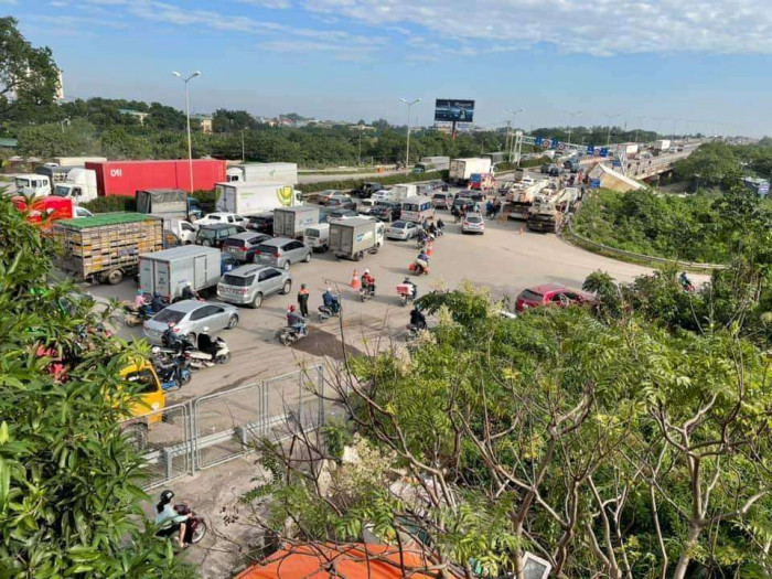 Lực lượng chức năng đưa 3 xe cẩu đến đỗ tại làn đường hỗn hợp, khiến cho các phương tiện chỉ còn 2 làn đường để lưu thông. Lãnh đạo Đội CSGT số 14 cho biết thêm, các tài xế thường giảm tốc độ để ngó vào hiện trường vụ tai nạn nên cảnh ùn ứ càng kéo dài.