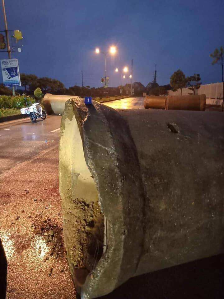 Tiếp tục tăng cường công tác kiểm tra, kiểm soát, đảm bảo an toàn trong lưu thông người và phương tiện ra vào khu công nghiệp; kiểm điểm, xử lý trách nhiệm của tổ chức cá nhân liên quan tới vụ tai nạn. Hiện, Ban quản lý các KCN đang chủ động phối hợp cung cấp hồ sơ, tài liệu, hình ảnh; trích xuất camera an ninh phục vụ công tác điều tra. 