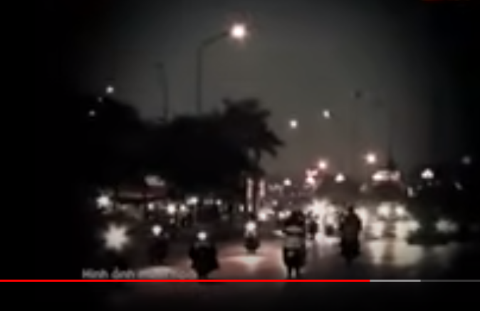 Tối 18/10/2019, Thắng đi từ Vĩnh Phúc xuống Hà Nội bằng xe buýt, trong túi thủ sẵn một con dao. Xuống đến Hà Nội, Thắng điện thoại cho Huyền ra đón rồi rủ Huyền sang cánh đồng vắng vẻ tại xã Kim Chung bằng xe máy của Huyền để tâm sự. 