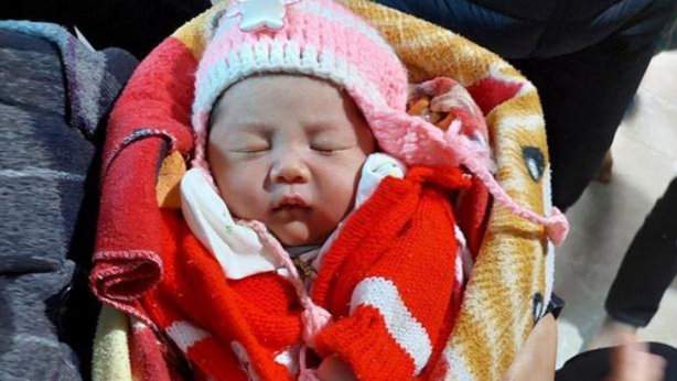  Bé gái sơ sinh bị bỏ rơi ven đường trong đêm: Đêm 8/11, một gia đình ở xã Phúc Đồng, huyện Hương Khê (Hà Tĩnh) phát hiện bé gái sơ sinh nặng 2,7kg bị bỏ lại trên bãi cỏ ven đường trước cửa nhà mình. UBND xã Phúc Đồng thông báo để gia đình cháu bé biết đến làm thủ tục nhận lại. Trong trường hợp không có người thân đến nhận, địa phương sẽ làm thủ tục giao nhận con nuôi theo quy định của pháp luật.