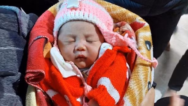  Bé gái sơ sinh bị bỏ rơi ven đường trong đêm: Đêm 8/11, một gia đình ở xã Phúc Đồng, huyện Hương Khê (Hà Tĩnh) phát hiện bé gái sơ sinh nặng 2,7kg bị bỏ lại trên bãi cỏ ven đường trước cửa nhà mình. UBND xã Phúc Đồng thông báo để gia đình cháu bé biết đến làm thủ tục nhận lại. Trong trường hợp không có người thân đến nhận, địa phương sẽ làm thủ tục giao nhận con nuôi theo quy định của pháp luật.