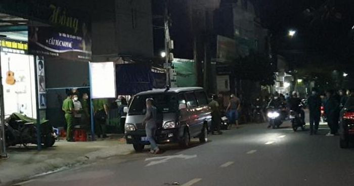  Cô gái bị người yêu đâm tử vong trong phòng trọ: Tối 8/11, tại một phòng trọ thuộc TP Thuận An, Bình Dương, người dân sau khi nghe thấy tiếng kêu thất thanh liền chạy đến kiểm tra thì phát hiện cô gái nằm chết bên vũng máu. Ngay sau khi gây án, nam thanh niên tên N. (29 tuổi, quê Đồng Tháp), đã đến cơ quan Công an đầu thú.