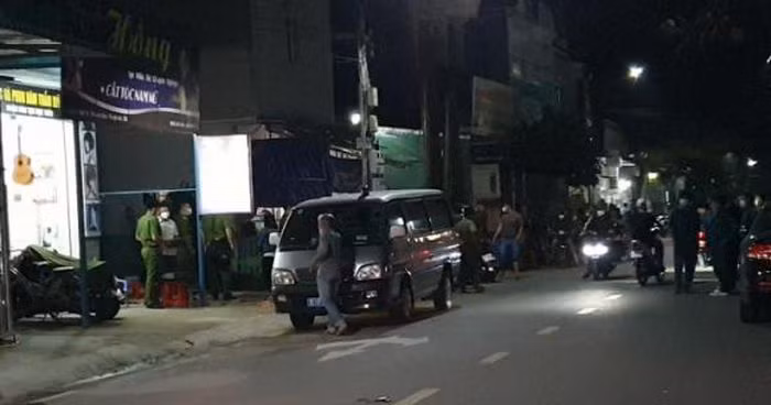  Cô gái bị người yêu đâm tử vong trong phòng trọ: Tối 8/11, tại một phòng trọ thuộc TP Thuận An, Bình Dương, người dân sau khi nghe thấy tiếng kêu thất thanh liền chạy đến kiểm tra thì phát hiện cô gái nằm chết bên vũng máu. Ngay sau khi gây án, nam thanh niên tên N. (29 tuổi, quê Đồng Tháp), đã đến cơ quan Công an đầu thú.