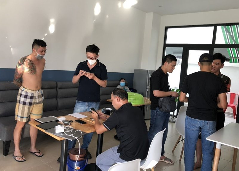 Theo nhà chức trách, "ông trùm" của đường dây này là Phạm Công Anh (SN 1979, TP.Lạng Sơn, Lạng Sơn). "Ông trùm" cùng đồng bọn tổ chức đánh bạc và đánh bạc trên trang web boc.fan. Trang web trên cung cấp dịch vụ trò chơi trực tuyến đổi thưởng có tính chất cờ bạc, gồm nhiều trò chơi như tiến lên miền Nam, poker, tài xỉu, xóc đĩa, bắn cá, xổ số…