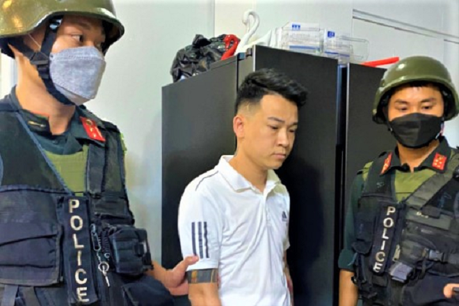  Ông "trùm" đường dây đánh bạc 30 nghìn tỷ cùng dàn siêu xe: Ngày 28/10, Bộ Công an cho biết đã triệt phá phát hiện đường dây tổ chức đánh bạc và đánh bạc dưới hình thức chơi game casino đổi thưởng trực tuyến trên mạng Internet do đối tượng Đỗ Ngọc Hà cầm đầu (SN 1984, tên gọi khác là Hà "Miên"), trú tại quận Long Biên cầm đầu.