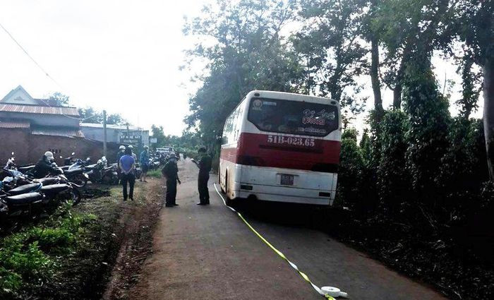  Tài xế quên đóng cửa, học sinh lớp 6 rơi xuống đường tử vong: Trưa 2/11, em N.G.H. (SN 2010, học sinh lớp 6, trường THCS Ama Trang Lơng, huyện Krông Năng, Đắk Lắk) từ nhà lên xe đưa đón học sinh tới trường học ca chiều. Do bất cẩn quên đóng cửa xe nên khi đến địa phận xã Đliê Ya, tài xế Trần Văn Liều (49 tuổi, trú xã Đliê Ya) đã đánh lái mạnh để nhường đường cho xe cày, em H. đứng gần cửa bị rơi xuống đường, bánh xe cán qua, tử vong. 