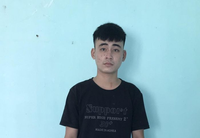  Thanh niên say rượu cầm dao rượt đuổi Công an: Sau khi say rượu, Trần Kim Cương (21 tuổi, trú xã Tam Tiến, huyện Núi Thành, Quảng Nam) chạy xe máy về nhà đập phá đồ đạc, chửi bới cha mẹ. Nhận tin báo, Công an xã Tam Tiến cử thượng úy Bùi Ngọc Bình và một dân quân đến hiện trường xử lý vụ việc thì bị Cương cầm dao rượt đuổi. Ngày 3/11, Công an huyện Núi Thành cho biết đang tạm giữ Cương để điều tra. 