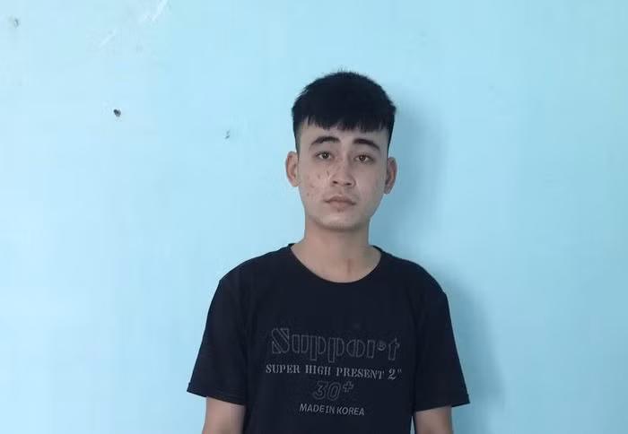  Thanh niên say rượu cầm dao rượt đuổi Công an: Sau khi say rượu, Trần Kim Cương (21 tuổi, trú xã Tam Tiến, huyện Núi Thành, Quảng Nam) chạy xe máy về nhà đập phá đồ đạc, chửi bới cha mẹ. Nhận tin báo, Công an xã Tam Tiến cử thượng úy Bùi Ngọc Bình và một dân quân đến hiện trường xử lý vụ việc thì bị Cương cầm dao rượt đuổi. Ngày 3/11, Công an huyện Núi Thành cho biết đang tạm giữ Cương để điều tra. 