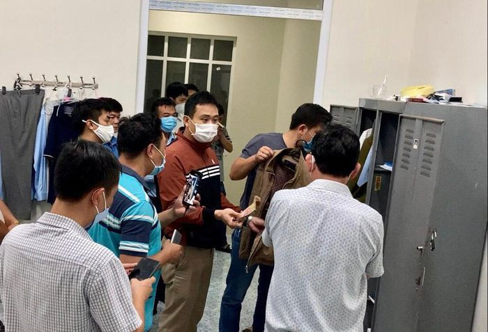  Bắt 2 cán bộ quản lý thị trường chiếm đoạt 160 triệu đồng của tài xế: Ngày 3/11, Công an tỉnh Đắk Nông cho biết, đang tạm giữ đối với Huỳnh Văn Đại (Đội trưởng Đội Quản lý thị trường số 1 thuộc Cục Quản lý thị trường tỉnh Đắk Nông) và Nguyễn Đình Nghinh (Kiểm soát viên Đội quản lý thị trường số 1) để điều tra về hành vi chiếm đoạt 160 triệu đồng của tài xế xe chở xăng dầu. 