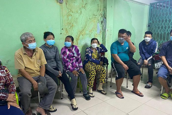  Xử phạt nhóm tự thu phí đỗ ô tô quanh BV Đại học Y dược: Ngày 8/11, Công an quận 5, TP HCM cho biết đã xử phạt hành chính với nhóm chín người đã có hành vi tổ chức thu tiền phí đỗ ô tô trái phép ở một số tuyến đường xung quanh các bệnh viện Đại học Y dược. Nhóm người này thu tiền và dọa tài xế nếu không đóng tiền thì bị bẻ gương, trầy xe... Số tiền mà nhóm này thu 30-50.000 đồng/chiếc. 