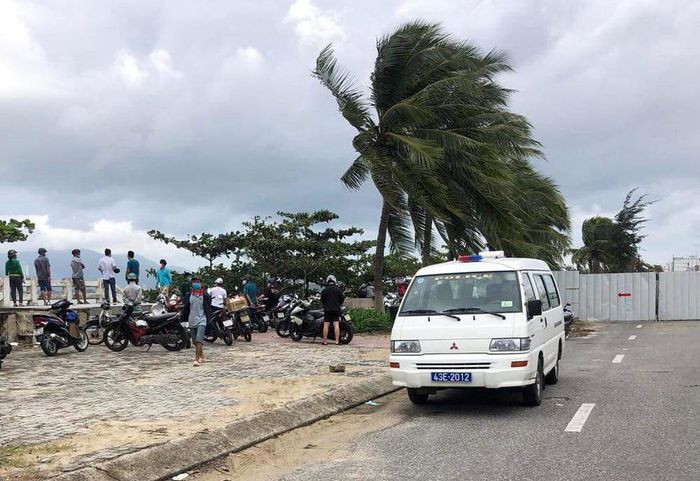  Đang kéo lưới, ngư dân phát hiện thi thể cô gái nổi trên biển: Chiều 8/11, UBND phường Xuân Hà (quận Thanh Khê, TP Đà Nẵng) ra thông báo tìm kiếm thân nhân của cô gái vừa được ngư dân phát hiện khi đang kéo lưới trên biển. Nạn nhân là nữ khoảng 25 tuổi, mặc áo trắng và chân váy đỏ đang trong quá trình phân hủy. Trên người cô gái không có giấy tờ tùy thân.