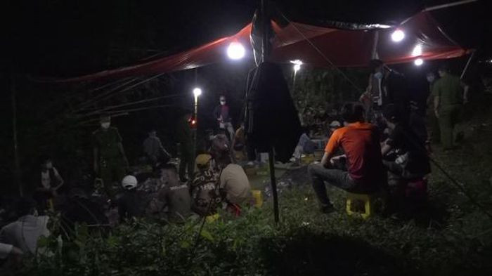  Triệt phá ổ đánh bạc bằng hình thức xóc đĩa ở giữa đồng: Ngày 8/10, Công an tỉnh Quảng Nam cho biết vừa triệt xóa ổ đánh bạc tại khu vực đồng ruộng thuộc địa bàn khối phố Tứ Câu, phường Điện Ngọc, thị xã Điện Bàn. Theo điều tra, hằng ngày, có khoảng 30 đến 50 đối tượng tham gia đánh bạc, với mỗi ván cá cược từ 60 - 100 triệu đồng... 