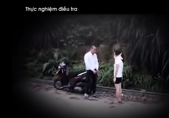 Theo đó, hắn quen biết với chị Ngần vào khoảng thời gian năm 2012. Trong một lần chị Ngần đến khám bệnh hai bên quen biết và trao đổi số điện thoại. Diễn buông lời tán tỉnh và có quan hệ tình cảm với chị Ngần, nhưng sau đó cả hai đã chia tay. Ngày 19/8/2013, Ngần điện thoại cho Diễn hẹn đi chơi và đi xe máy qua nhà đón Diễn. Diễn đã chở Ngần ra khu vực hồ xử lý nước thải Khu công nghiệp Khai Quang để “tâm sự”. 