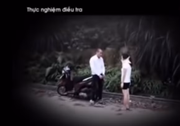 Theo đó, hắn quen biết với chị Ngần vào khoảng thời gian năm 2012. Trong một lần chị Ngần đến khám bệnh hai bên quen biết và trao đổi số điện thoại. Diễn buông lời tán tỉnh và có quan hệ tình cảm với chị Ngần, nhưng sau đó cả hai đã chia tay. Ngày 19/8/2013, Ngần điện thoại cho Diễn hẹn đi chơi và đi xe máy qua nhà đón Diễn. Diễn đã chở Ngần ra khu vực hồ xử lý nước thải Khu công nghiệp Khai Quang để “tâm sự”. 