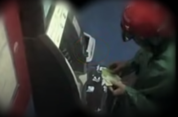 Xác định số thẻ tài khoản ATM của chị Ngần được biết, trong ngày 20 và 21/8/2013 liên tục có một đối tượng rút tiền. Tuy nhiên khi kiểm tra các camera đặt tại những điểm ATM thì không thể nhân diện được do đối tượng mặc áo mưa, đội mũ bảo hiểm xe máy. 