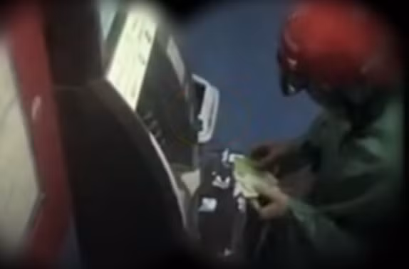 Xác định số thẻ tài khoản ATM của chị Ngần được biết, trong ngày 20 và 21/8/2013 liên tục có một đối tượng rút tiền. Tuy nhiên khi kiểm tra các camera đặt tại những điểm ATM thì không thể nhân diện được do đối tượng mặc áo mưa, đội mũ bảo hiểm xe máy. 