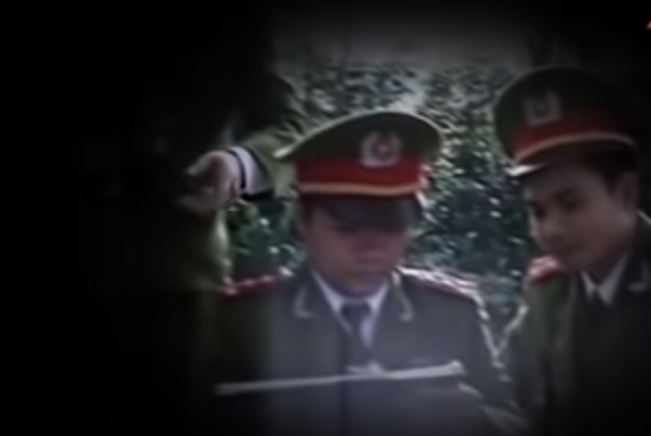 Để xác định được nguyên nhân của cái chết bí ẩn này, vấn đề đặt ra với CQĐT là phải xác định được tung tích của nạn nhân. Phòng Cảnh sát Hình sự Công an tỉnh Vĩnh Phúc một mặt tiến hành rà soát toàn bộ những trường hợp mất tích là nữ trên toàn tỉnh và những địa bàn lân cận, mặt khác hướng tìm kiếm được tập trung vào nhưng công nhân đang làm việc tại KCN và thuê trọ ở ngoài. 