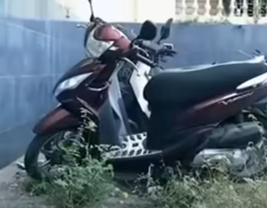 Tiếp tục rà soát bằng các biện pháp nghiệp vụ, Công an phát hiện chiếc xe máy của chị Ngần được “cắm” tại một cửa hàng cầm đồ trên địa bàn Hà Nội. Chủ hiệu cầm đồ này cho biết có một nam thanh niên mang chiếc xe máy đầy đủ giấy tờ và CMTND đến để đặt với số tiền 15 triệu đồng. Do người này nói đây là chiếc xe máy của em gái, nên người chủ hiệu cầm đồ đã đồng ý cho đặt xe, nhưng danh tính của người đàn ông này thì anh ta lại không biết.