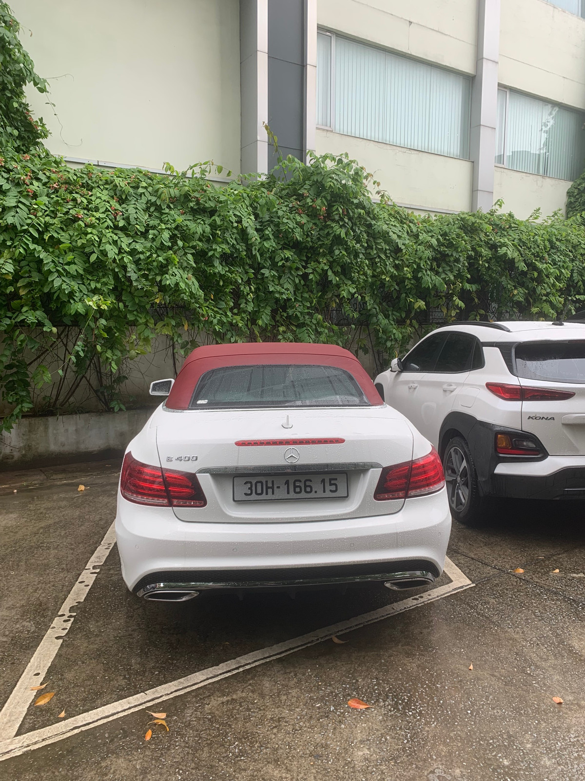 Chiếc Mercedes Benz S400 mui trần sang trọng của nhóm đối tượng bị thu giữ.