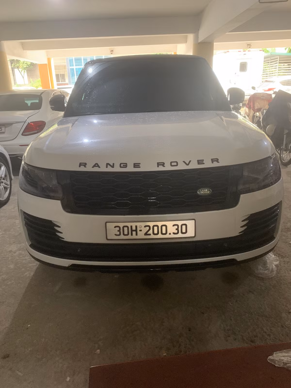 Trong quá trình khám xét, Cơ quan CSĐT Bộ Công an đã thu giữ 12 xe ô tô hạng sang, trị giá nhiều tỷ đồng.