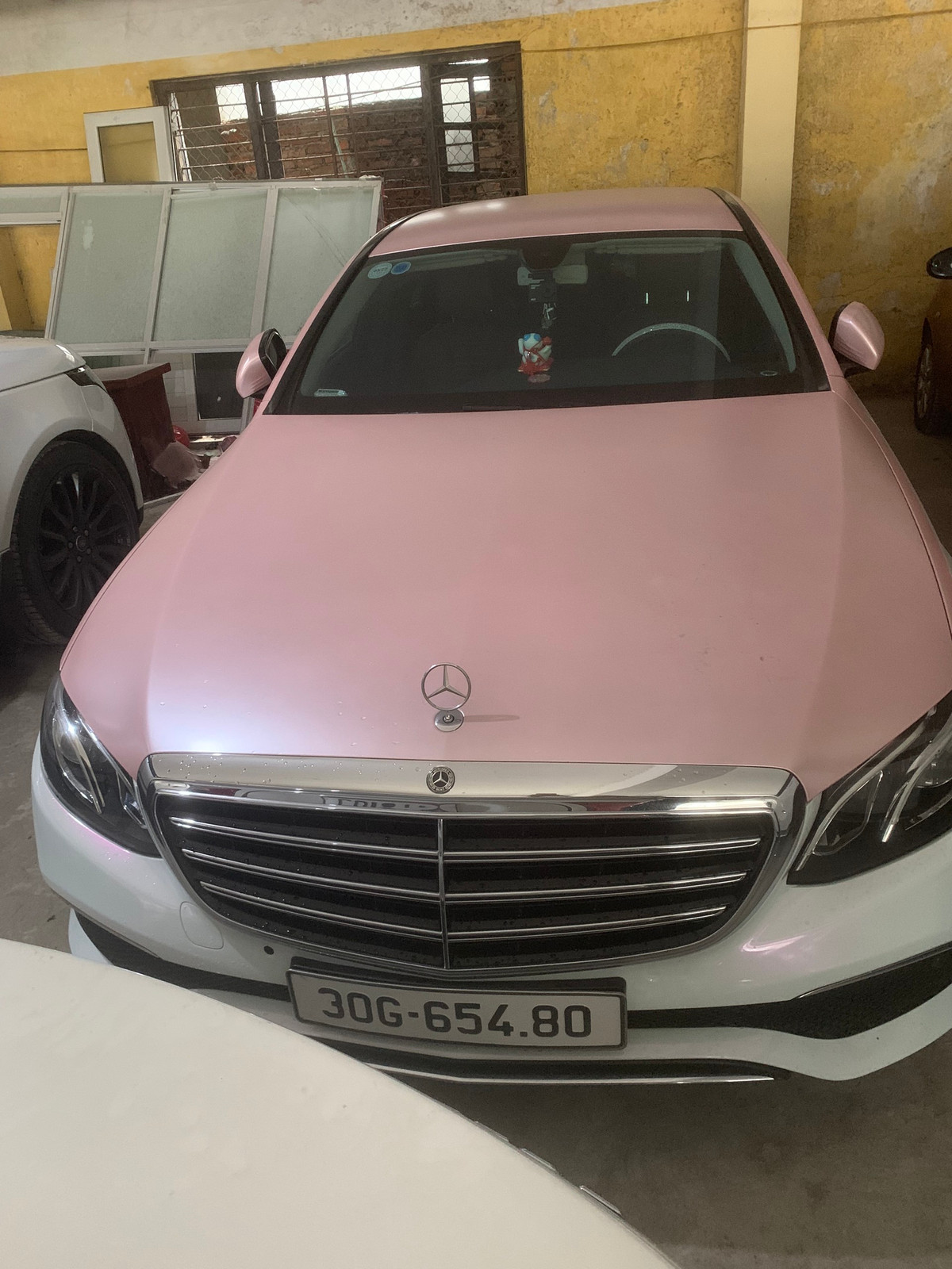 Trong 12 xe bị thu giữ, có nhiều xe Mercedes trị giá hàng tỷ đồng. 