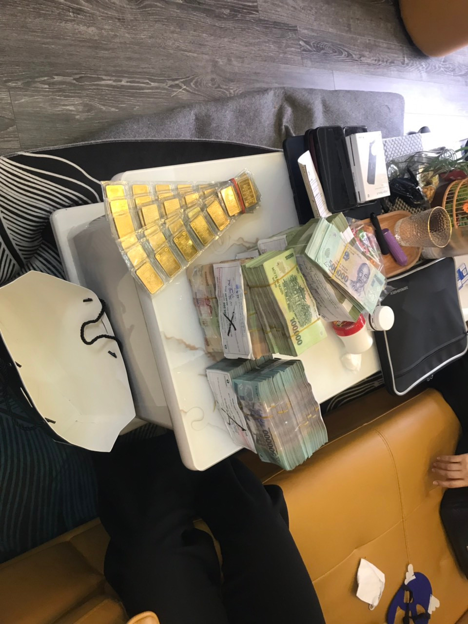 Cùng với đó Công an cũng thu giữ 9 máy tính, 3 máy tính bảng, 42 điện thoại di động, hơn 1,7 tỷ đồng, 104 lượng vàng SJC, 1 thỏi kim loại màu vàng và nhiều đồ vật, tài liệu liên quan khác. 