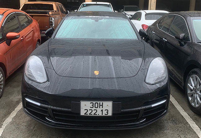 Chiếc Porsche biển khá đẹp của nhóm đối tượng bị công an thu giữ.