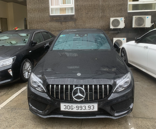 Chiếc Mercedes có hai số đuôi 93 được xem là "đắc tài, đắc lộc". 