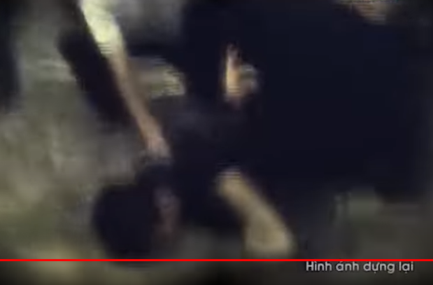 Trong vai người đi tìm trâu, Công an đã tiếp cận đối tượng, bất ngờ quật ngã hắn xuống đất. Tên Sung điên cuồng chống trả, tuy nhiên, các mũi trinh sát đã ập đến tóm gọn tên hung thủ tàn độc. 