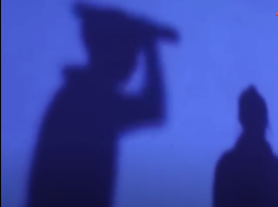 Hung khí gây án ngoài chiếc chày gỗ bỏ lại hiện trường còn con dao Duy đã vứt xuống ao nhỏ gần đó. Ngay sau khi gây án, Duy lục đồ của bà Đ. lấy 200.000 đồng và được chị gái Trịnh Thị Linh đưa lên một nhà nghỉ Ninh Bình để trốn thì bị Công an bắt giữ.