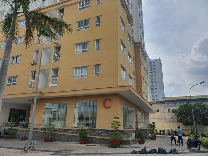  Người đàn ông rơi chung cư tử vong: Ngày 2/11, Công an quận Tân Phú, TP.HCM thông báo đang tìm người thân của người đàn ông rơi lầu tử vong tại chung cư IDICO (thuộc phường Hòa Thạnh, quận Tân Phú) để phục vụ điều tra. Người này khoảng 35 tuổi, cao 1m60, mặc áo sơ mi tay dài xanh đen, quần short kem, ngực trái xăm hình cá chép màu đen, đi dép tổ ong màu trắng. 