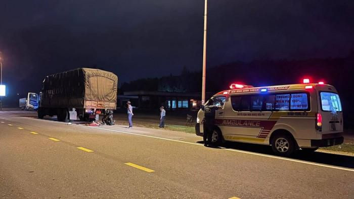  Tông vào đuôi xe tải, nam thanh niên tử vong: Rạng sáng 2/10, tại TP Quy Nhơn, Bình Định chiếc xe máy do một nam thanh niên điều khiển khi qua khỏi cầu Thị Nại một đoạn, phương tiện này tông vào đuôi ô tô tải. Cú va chạm mạnh đã khiến người này tử vong, chiếc xe máy bị hư hỏng nặng.