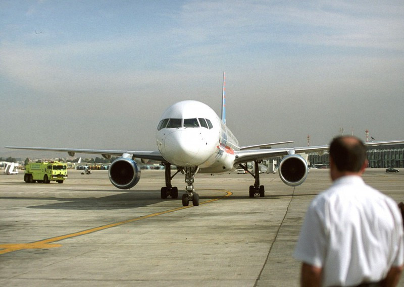  Hai máy bay Airbus A321 va nhau ở sân bay Nội Bài: Sáng 2/11, Một chiếc Airbus A321 đang được kéo khỏi sân đỗ chuẩn bị bay từ sân bay Nội Bài đi Phú Quốc, đã va vào một chiếc Airbus A321 khác đang đỗ bên cạnh. Hậu quả khiến 2 máy bay bị hư hỏng nhẹ. 