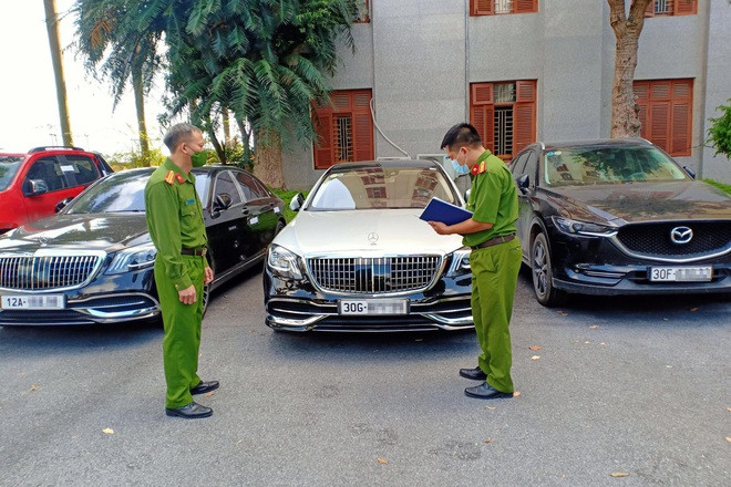 "Việc lực lượng Công an thu giữ những tài sản trên trong đó có 4 chiếc ô tô cho thấy những tài sản này có thể là vật chứng của vụ án theo nhận định ban đầu của Cơ quan điều tra. Vật chứng là một loại chứng cứ còn chứng cứ hiểu đơn giản là những gì có giá trị chứng minh tội phạm. Vật chứng thường là phương tiện công vụ phạm tội, vật mang dấu hiệu của tội phạm, tài sản do phạm tội mà có…" - luật sư Hùng phân tích.