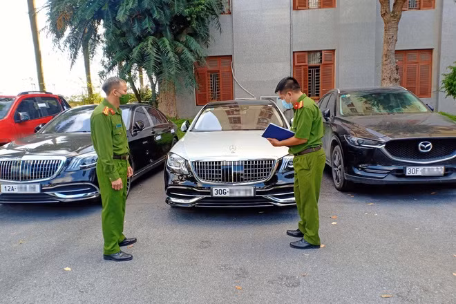 "Việc lực lượng Công an thu giữ những tài sản trên trong đó có 4 chiếc ô tô cho thấy những tài sản này có thể là vật chứng của vụ án theo nhận định ban đầu của Cơ quan điều tra. Vật chứng là một loại chứng cứ còn chứng cứ hiểu đơn giản là những gì có giá trị chứng minh tội phạm. Vật chứng thường là phương tiện công vụ phạm tội, vật mang dấu hiệu của tội phạm, tài sản do phạm tội mà có…" - luật sư Hùng phân tích.